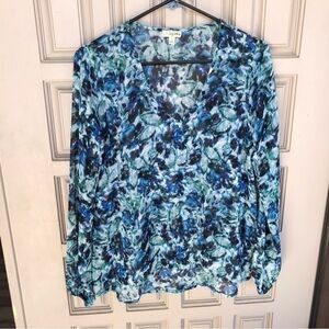 Boho Lily White pull over blouse, blue floral, V-neck Long sleeves size small